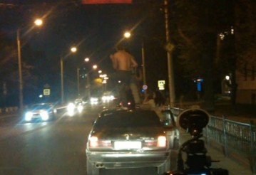Брестчане устроили дискотеку прямо на крыше движущегося автомобиля
