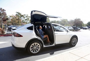 Покупатели раскритиковали электрокар Tesla Model X