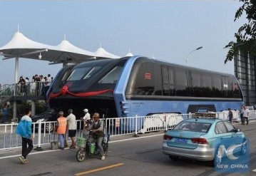 В Китае запусти "надземный" автобус