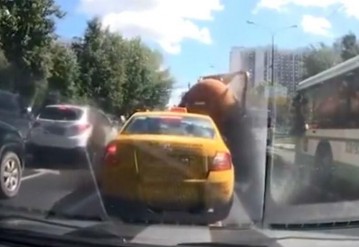 Видеофакт: в Москве на оживленной улице взорвалась автоцистерна с фекалиями