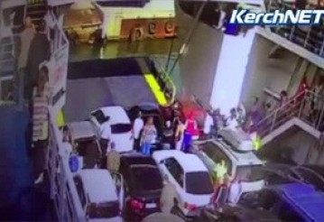 Спешивший в Крым водитель «уронил» свою Lada Priora с парома