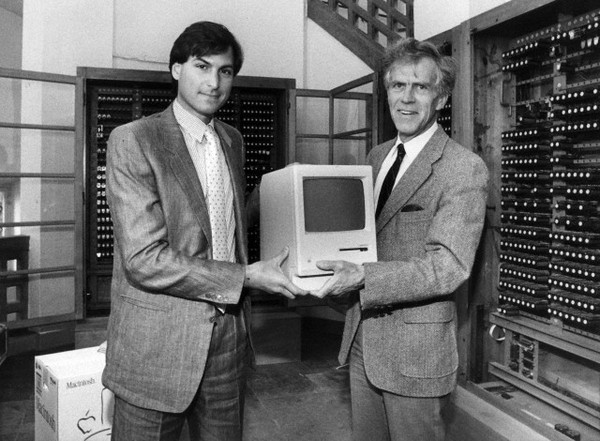     Macintosh     .  1985 . ( dpa / Corbis.)