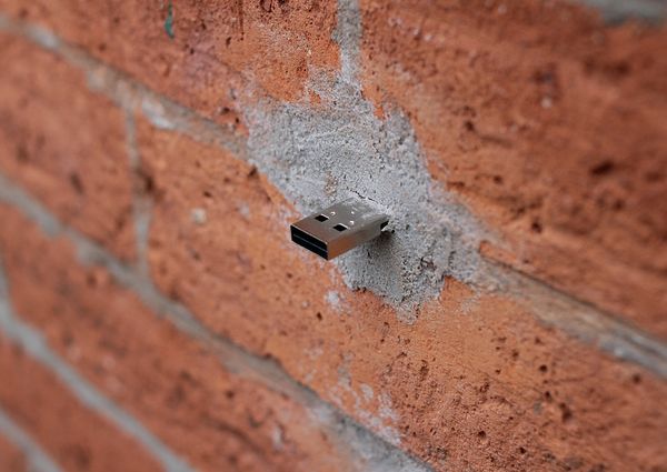 Dead Drop: USB-   