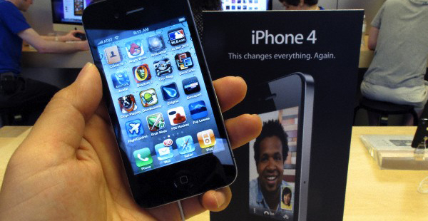 Apple iPhone 4 ( Wu Kaixiang / Xinhua Press / Corbis).