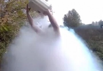 Российский ученый облился жидким азотом в рамках Ice Bucket Challenge