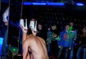 Посетитель занимается сексом со стриптизершей в клубе «Сектор»