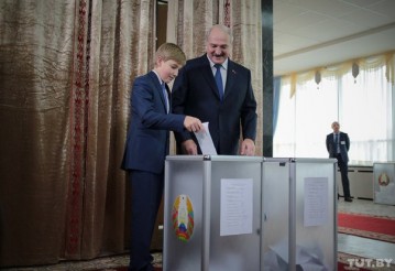 Александр и Николай Лукашенко на участке для голосования. Минск, 11 октября 2015 года. Фото: Дмитрий Брушко, TUT.BY