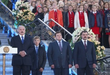 Александр Лукашенко с сыновьями Николаем, Дмитрием и Виктором. 2 октября 2015 года. Фото: пресс-служба президента Беларуси