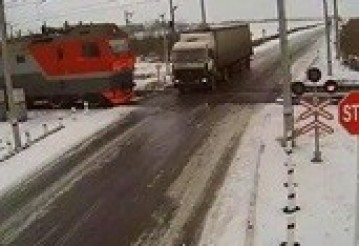 В Казахстане два поезда "разорвали" грузовик на переезде