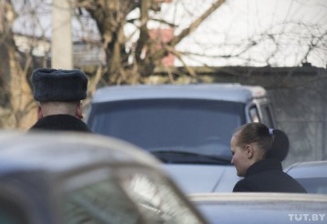 Обвиняемую под конвоем выводят из здания областного суда. Фото TUT.by