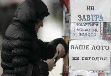В Новополоцке пьяный раздал прохожим 400 украденных лотерейных билетов. Источник фото: ByMedia.net