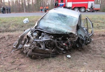 В Калинковичском районе VW лоб в лоб столкнулся с фурой. Фото TUT.BY