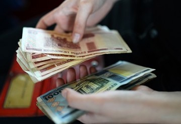 В Минске молодой человек потратил на девушку украденные у нее миллионы
