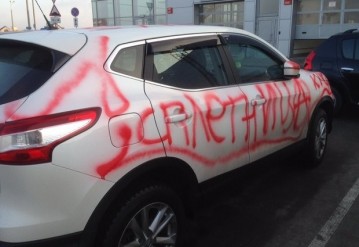 Месть на 70 млн. Девушке расписали весь новый Nissan оскорблениями
