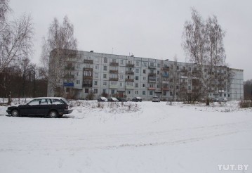 Жилой дом в Заслоново, возле которого в овраг упал снаряд. Овраг находится слева от дома.