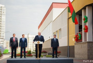 Президент на торжественной линейке в минской средней школе № 56. 1 сентября 2015 года. Фото Дмитрий Брушко, TUT.BY