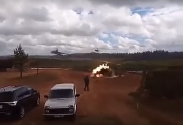 Появилось видео случайного пуска ракет с Ка-52 по парковке на «Западе-2017»